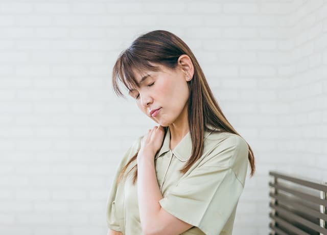 肩を痛めて悩む女性